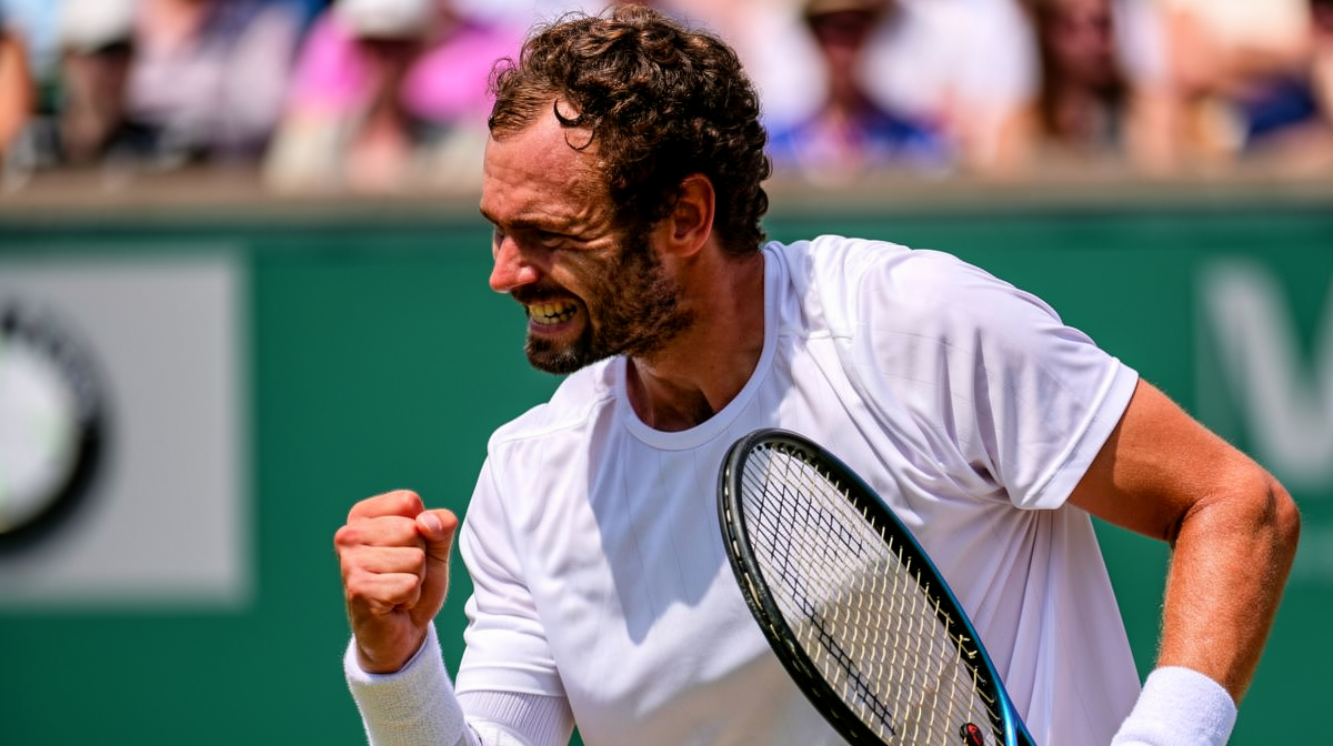 开云体育官方 - 温网2026：资格赛黑马 Safiullin 与 Mochizuki 逆袭 八强战将挑战 Djokovic 与 Sinner - 开云体育